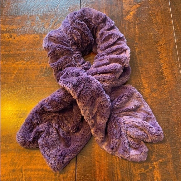 𝅺bundle of 2 Minky Scarves - Picture 2 of 10